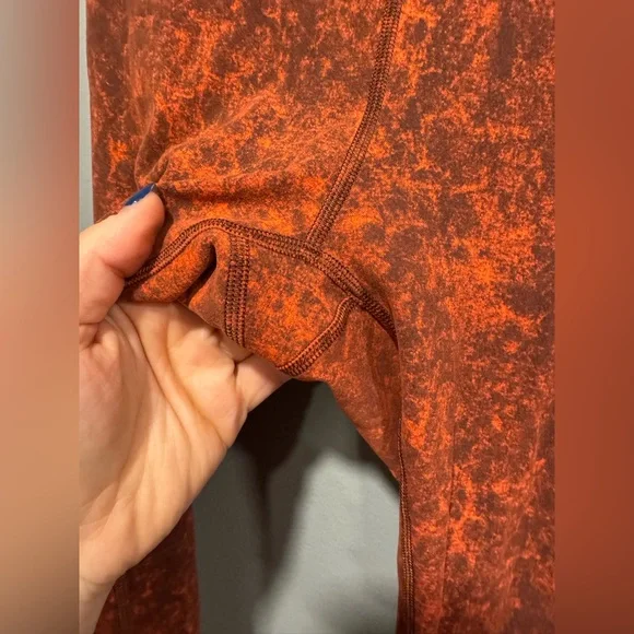 Lululemon Wunder Train High-Rise Crop 23" in Denim Wash Print Autumn Red Black 8 - Picture 5 of 5